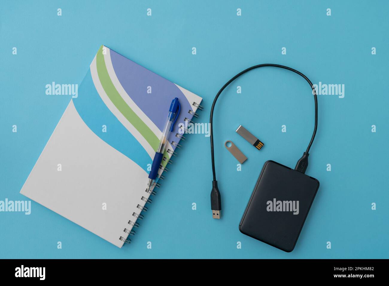 Elementi per la memorizzazione delle informazioni notebook e penna tradizionali e supporti digitali Foto Stock