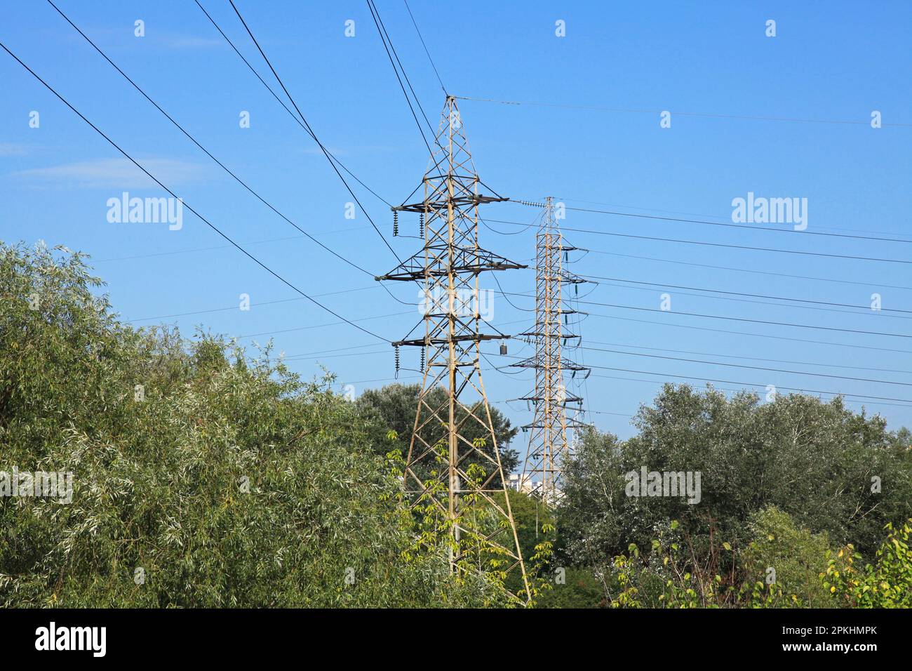 Linee di trasmissione elettrica in città. Torri di trasmissione ad alta tensione. Piloni di trasmissione di potenza. Stagione di riscaldamento. Aumento dei prezzi. Costoso elettrico Foto Stock