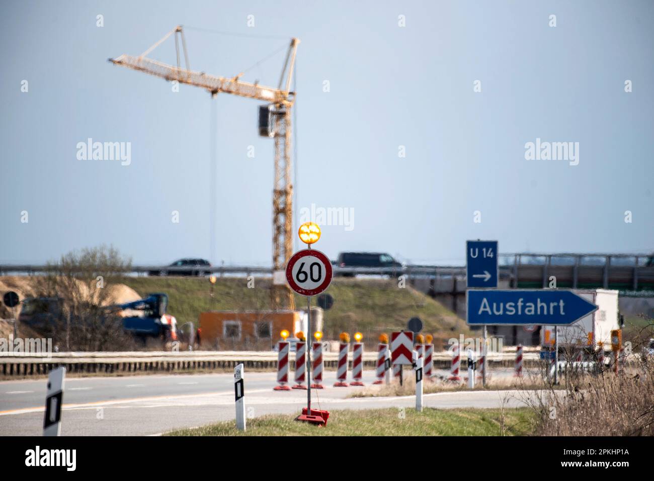 PRODUZIONE - 05 aprile 2023, Meclemburgo-Pomerania occidentale, Güstrow: Un ponte temporaneo in un cantiere di costruzione sulla strada statale 19 a sud di Rostock per sostituire il ponte autostradale demolito lì. Statisticamente, c'è una piccola o grande struttura di ponte per ogni chilometro di autostrada nel Meclemburgo-Pomerania occidentale. Questi vengono regolarmente ispezionati e classificati. (A dpa 'grado due per la maggior parte dei ponti autostradali in MV') Foto: Frank Hormann/dpa Foto Stock