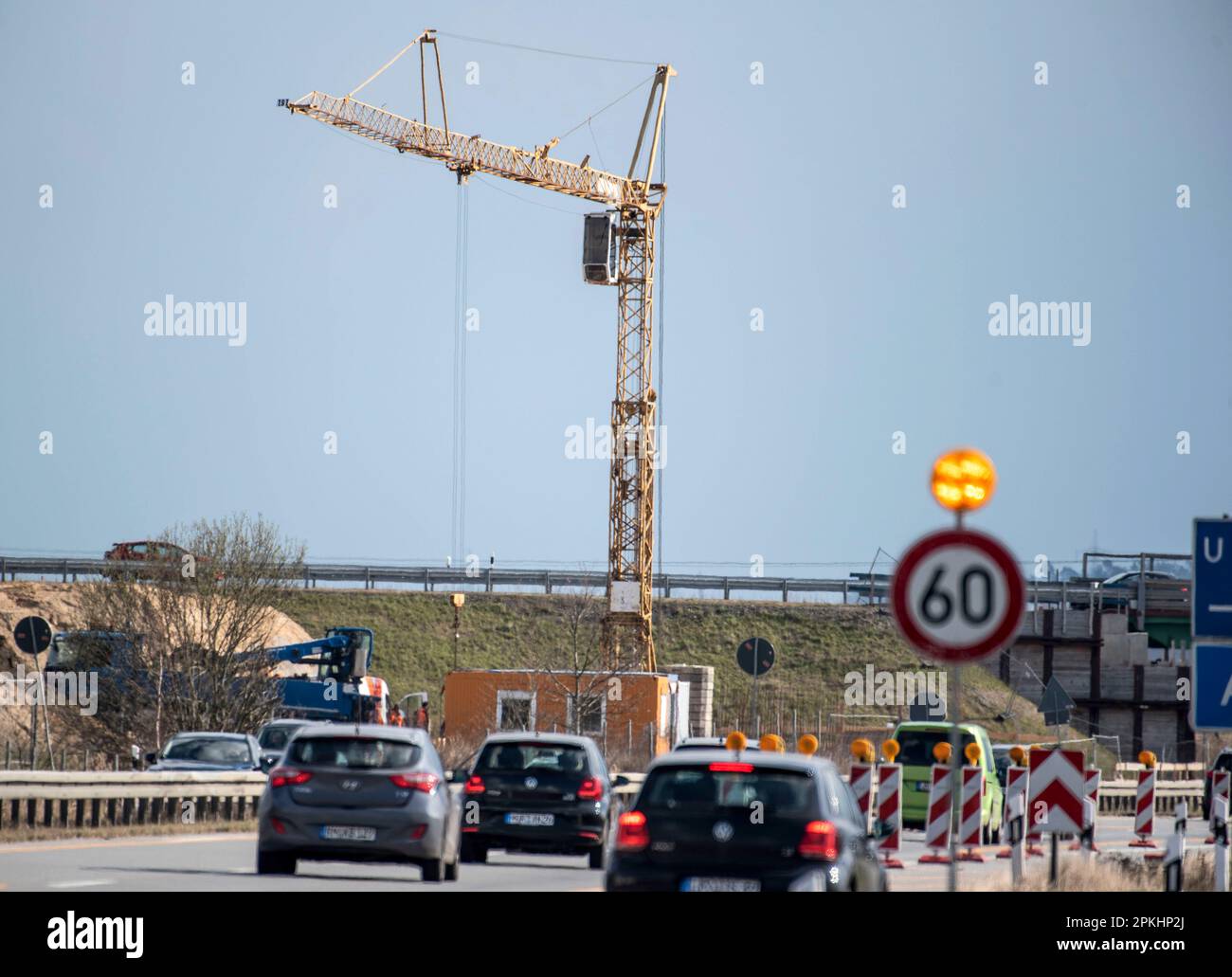 PRODUZIONE - 05 aprile 2023, Meclemburgo-Pomerania occidentale, Güstrow: Un ponte temporaneo in un cantiere di costruzione sulla strada statale 19 a sud di Rostock per sostituire il ponte autostradale demolito lì. Statisticamente, c'è una piccola o grande struttura di ponte per ogni chilometro di autostrada nel Meclemburgo-Pomerania occidentale. Questi vengono regolarmente ispezionati e classificati. (A dpa 'grado due per la maggior parte dei ponti autostradali in MV') Foto: Frank Hormann/dpa Foto Stock