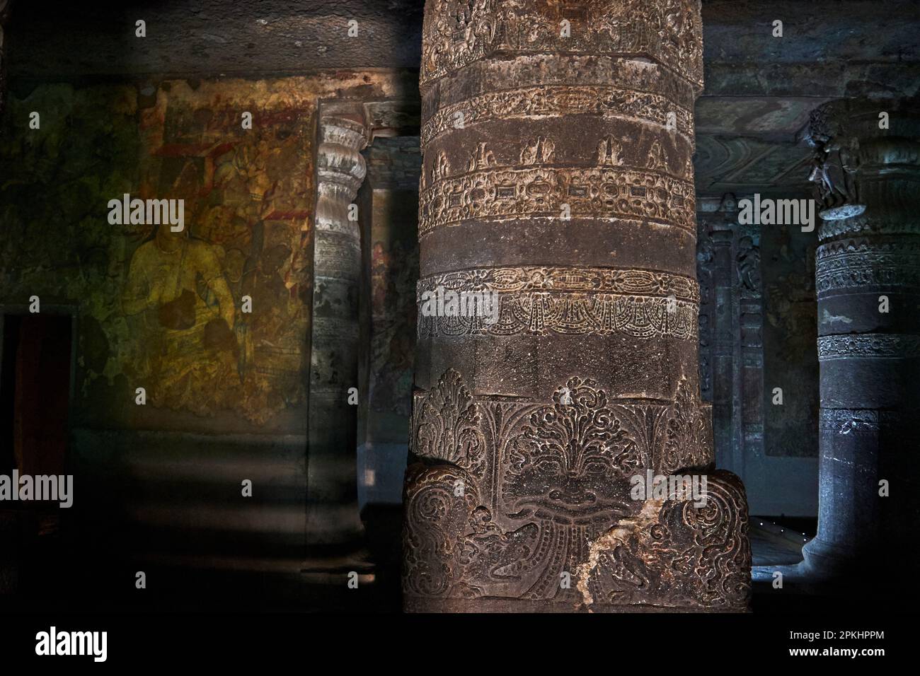 Le grotte Ajanta sito patrimonio dell'umanità colonne scolpite India. Foto Stock