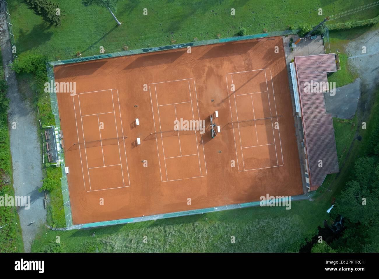 Campo da tennis vuoto dall'aria, Bad Wildbad, Foresta Nera, Germania Foto Stock