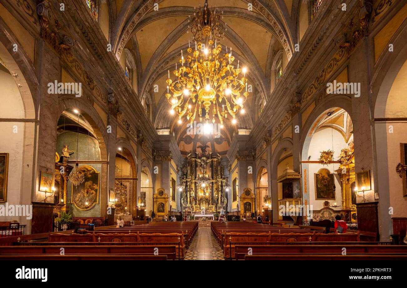 Interno della chiesa Parroquia de Sant Bartomeu de Soller, con altare, Soller, Maiorca, Spagna Foto Stock