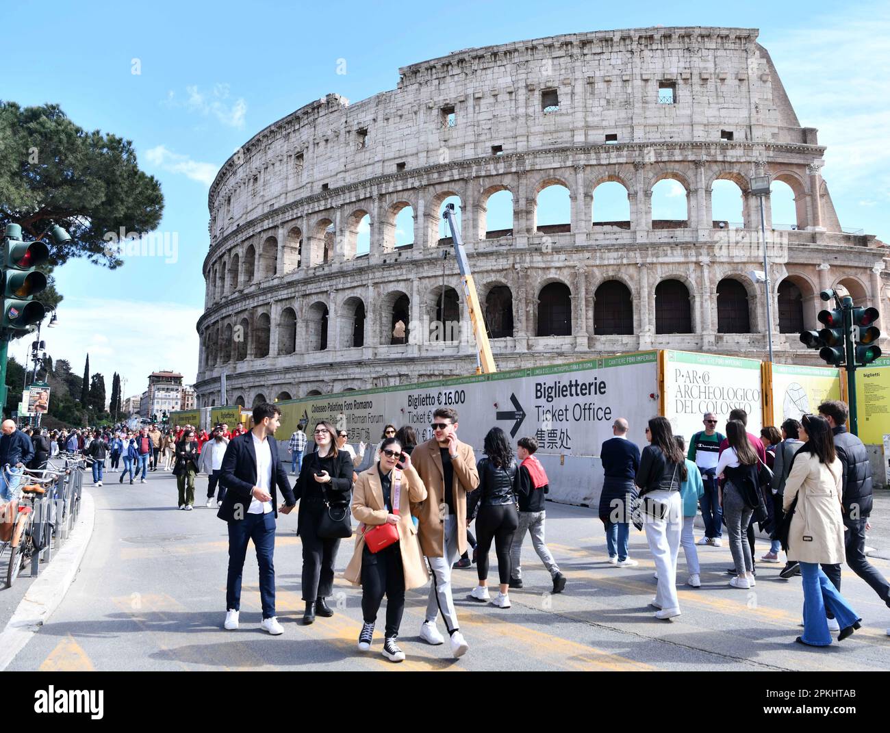 Berlino, Italia. 26th Mar, 2023. Le persone passano le informazioni turistiche in varie lingue, tra cui il cinese vicino al Colosseo a Roma, in Italia, il 26 marzo 2023. Credit: Jin Mamengni/Xinhua/Alamy Live News Foto Stock