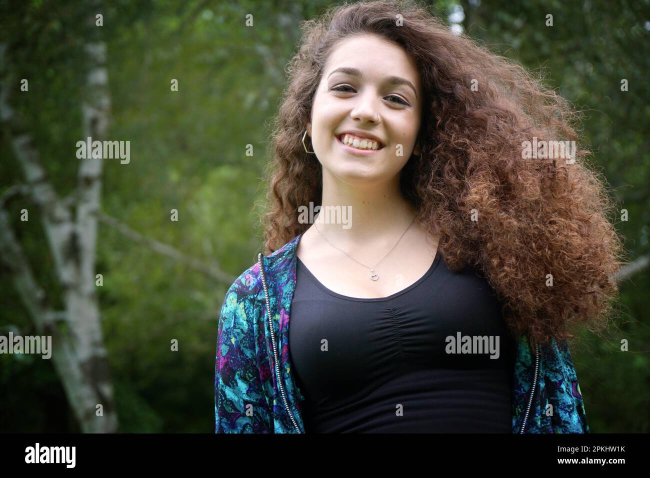 Felice adolescente di sesso femminile all'aperto con sorriso toothy Foto Stock