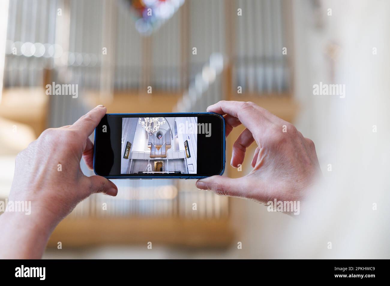 05 aprile 2023, bassa Sassonia, Osnabrück: Vista attraverso l'esposizione di uno smartphone presso il cosiddetto organo di pace nella Chiesa protestante Chiesa di Katharine. La casa di culto ha ricevuto un nuovo organo, che sarà messo in funzione la domenica di Pasqua. Foto: Friso Gentsch/dpa Foto Stock