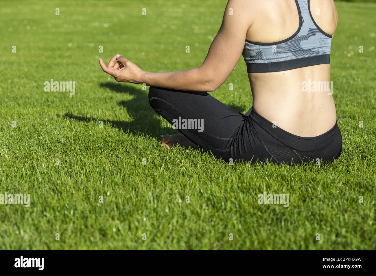 Donna (38) fare yoga in un prato nel parco, Kiel, Schleswig-Holstein, Germania Foto Stock