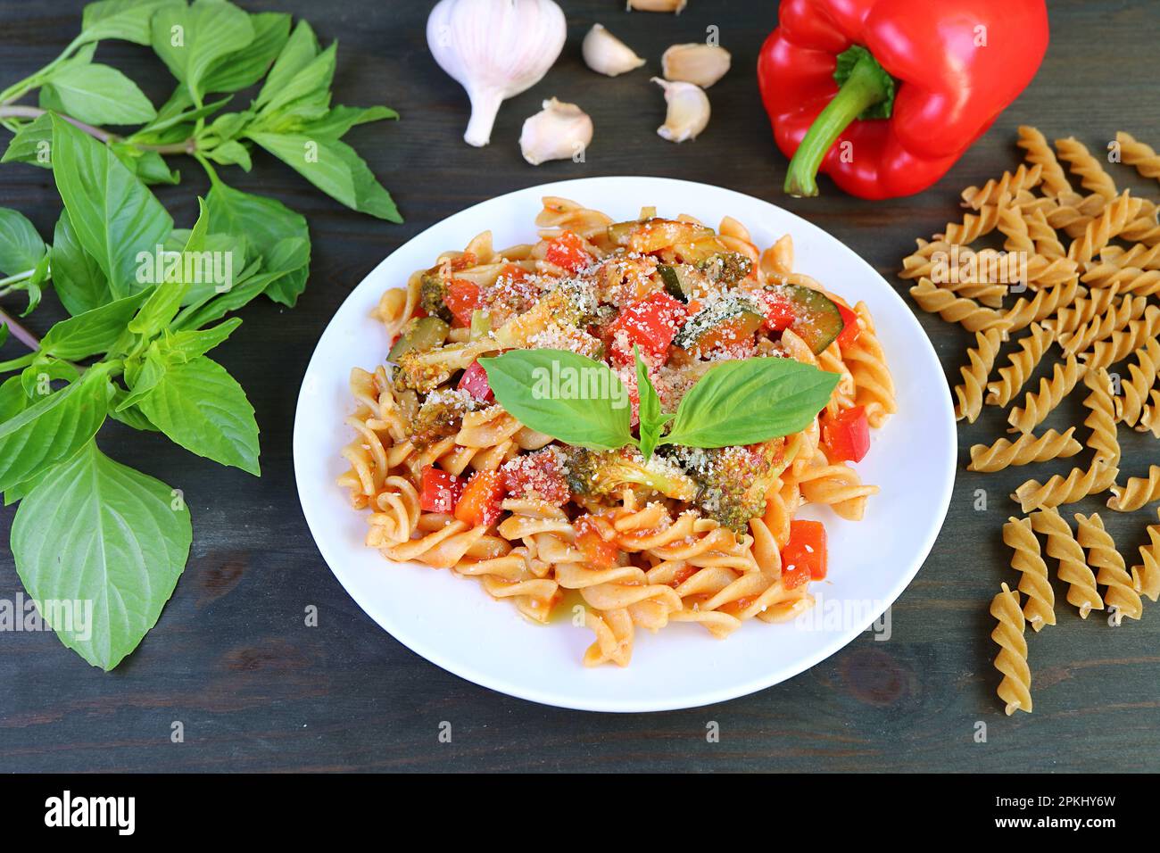 Piatto di Fusilli appena cucinato in salsa di pomodoro e condito con ingredienti Foto Stock