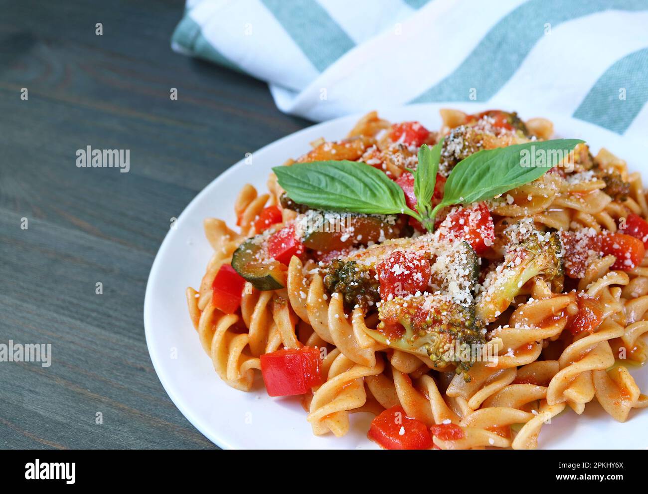Deliziosa pasta al Fusilli appena cotta in salsa di pomodoro sul tavolo da cucina Foto Stock