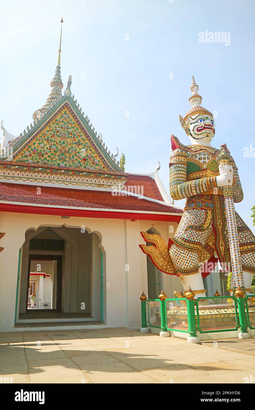 Porta orientale del Tempio dell'Alba con il gigante bianco Sahatsadecha, una delle due statue dei demoni Guardiani, Bangkok, Thailandia Foto Stock