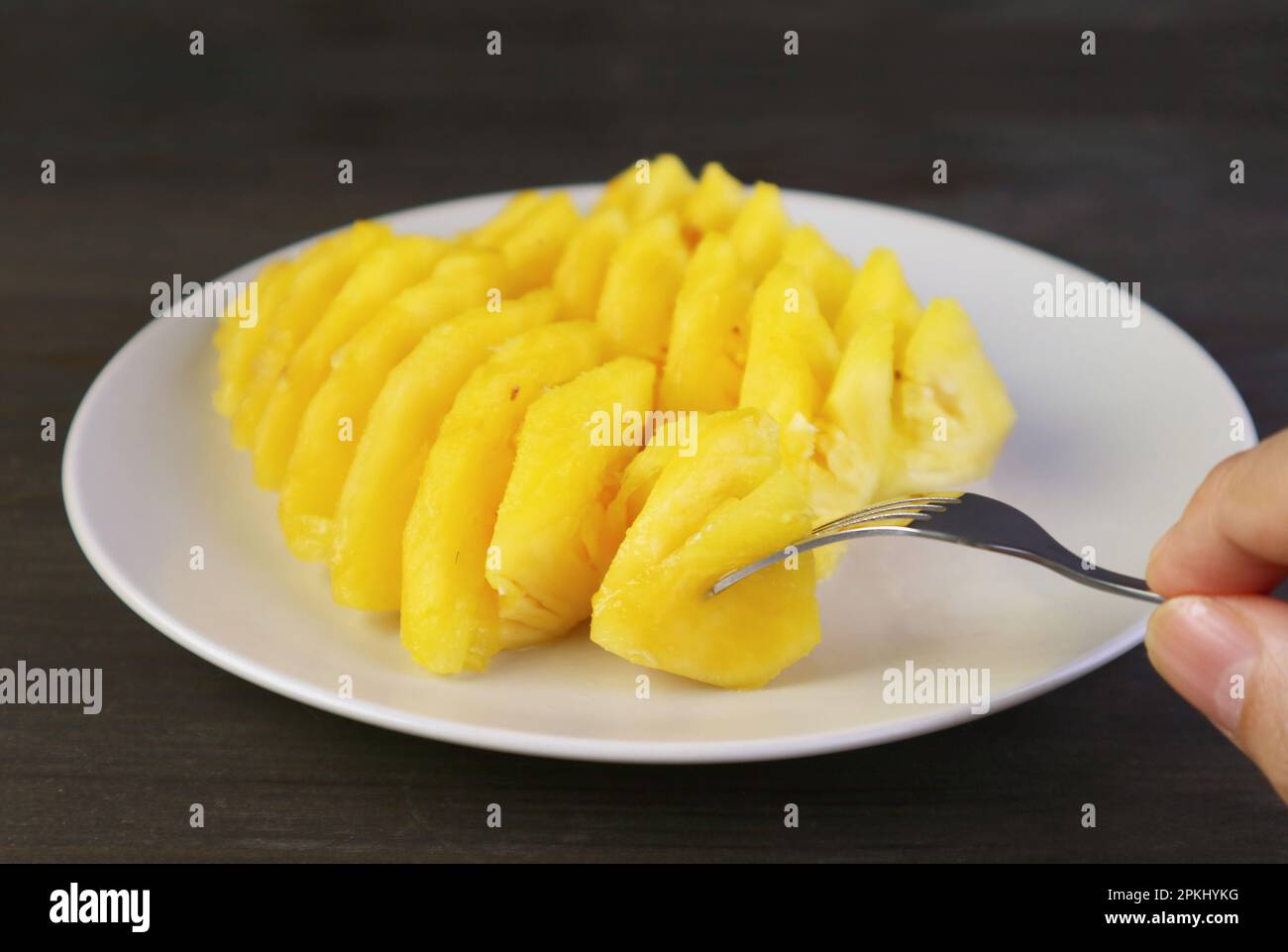 Forchetta con ananas maturo e tagliata a mano Foto Stock