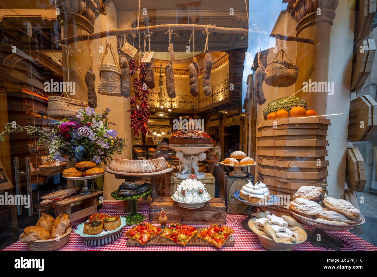 Vetrina di un negozio di specialità locali, salsiccia, formaggio e dolci, Palma di Maiorca, Maiorca, Isole Baleari, Spagna Foto Stock