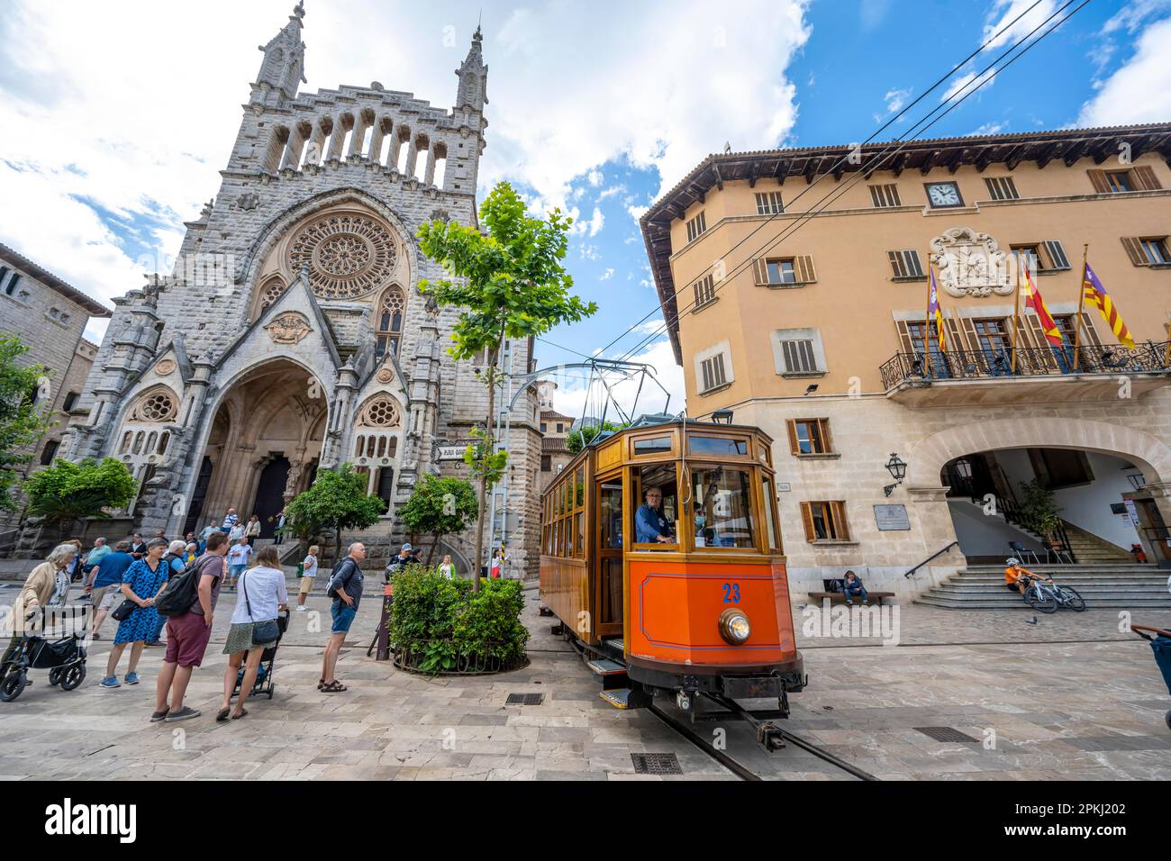 Tram storico Tren de Soller e Parroquia de Sant Bartomeu de Soller e Municipio, St Chiesa di Bartolomeo, Placa de la Constitucio, Soller Foto Stock