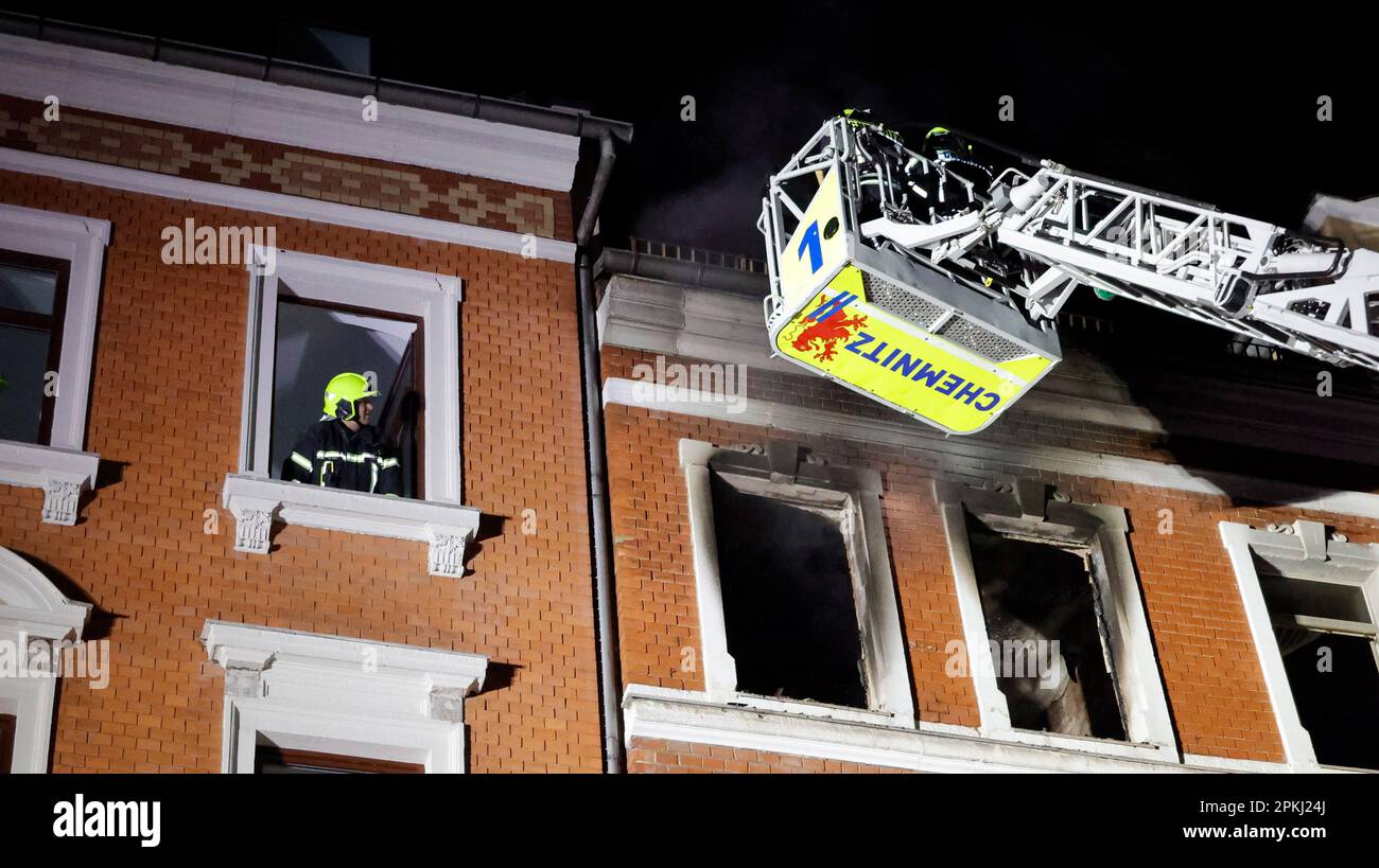 Chemnitz, Germania. 08th Apr, 2023. I vigili del fuoco spengono un fuoco di appartamento. Un uomo è morto in un fuoco di appartamento a Chemnitz la notte di sabato. La causa esatta dell'incendio era inizialmente poco chiara, così come l'identità dei morti, come ha detto la polizia su richiesta. Credit: Harry Haertel/haertelpress/dpa/Alamy Live News Foto Stock