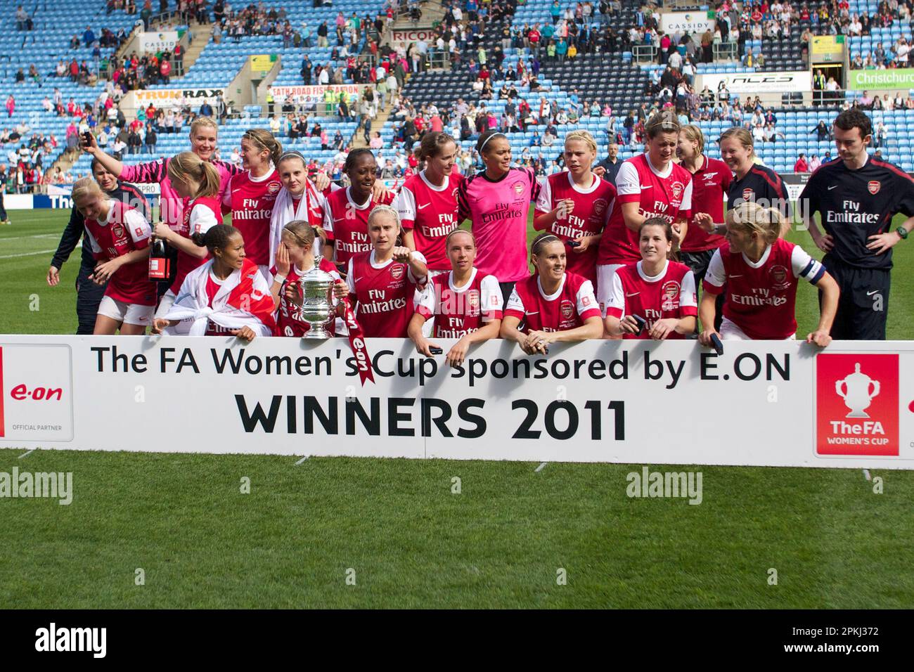 Coventry, Regno Unito. 21st maggio, 2011. Coventry, Inghilterra, 21st 2011 maggio: I vincitori dell'Arsenal festeggiano il gioco di FACup delle donne tra l'Arsenal e la Bristol Academy al Coventry City FC (MHodsman/SPP) Credit: SPP Sport Press Photo. /Alamy Live News Foto Stock