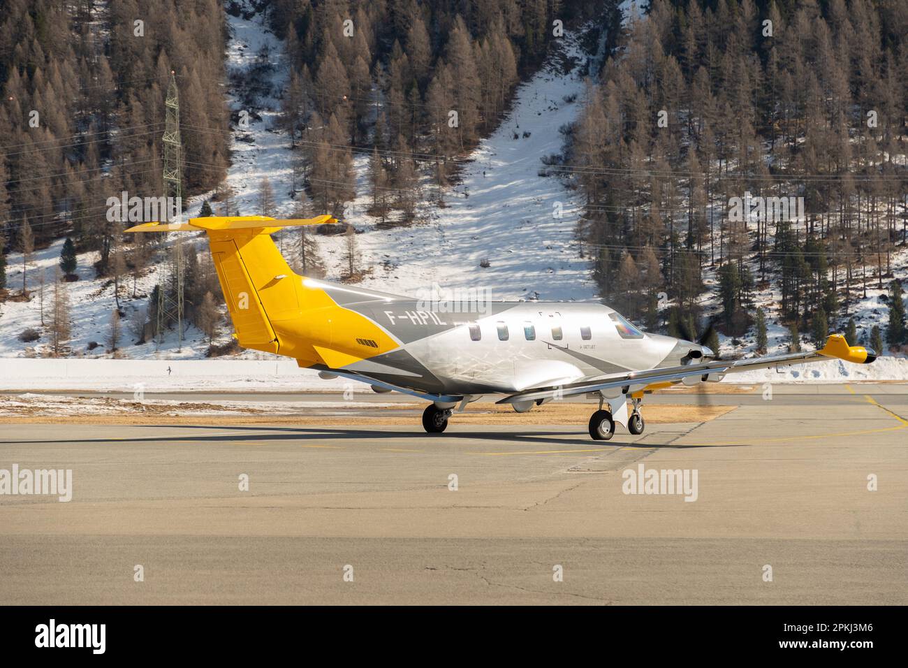 Samedan, Svizzera, 21 febbraio 2023 Pilatus PC-12 NGX velivolo a elica sul grembiule Foto Stock