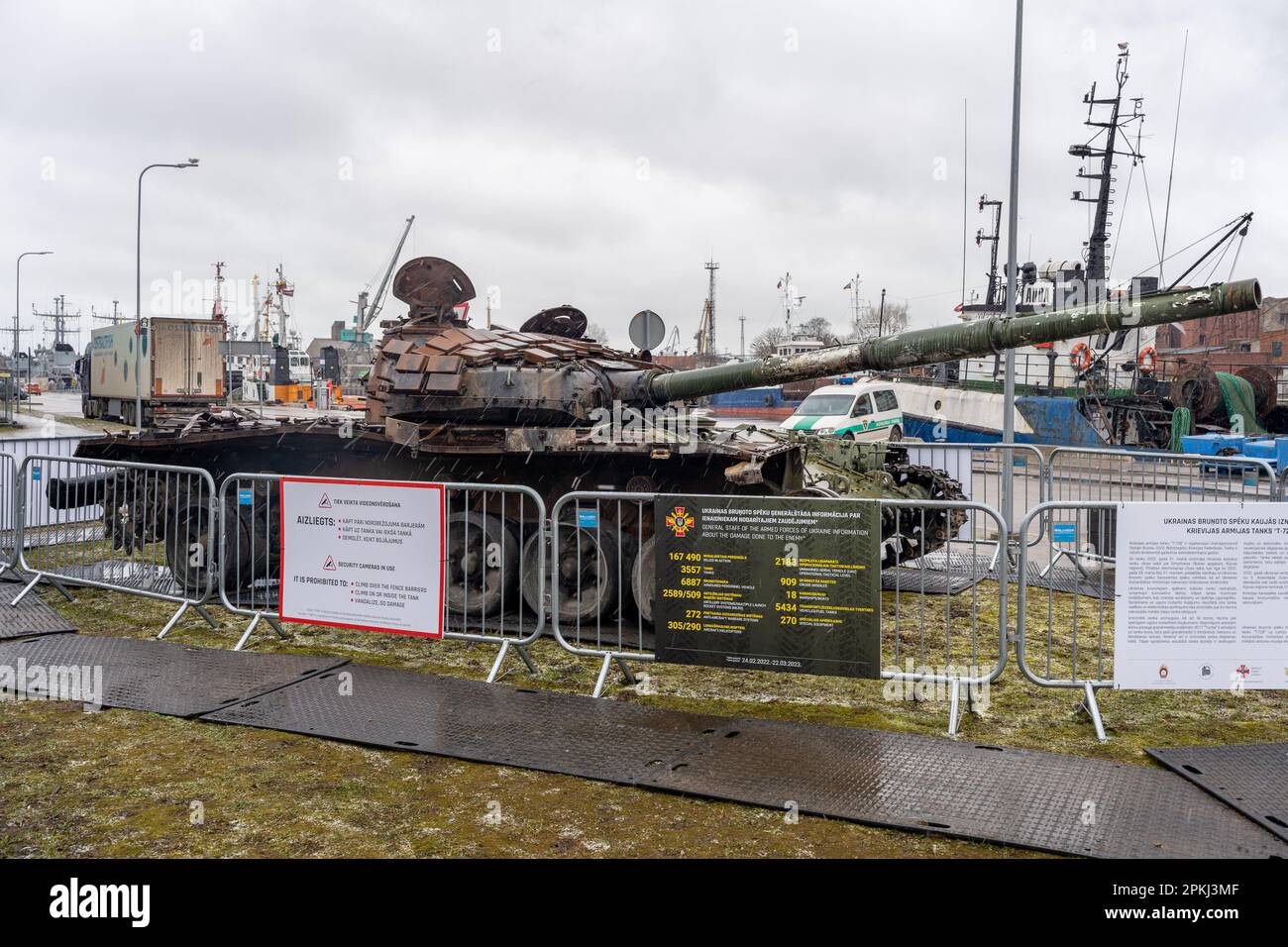 Liepaja, Lettonia - 04.01.2023: Carro armato T-72B russo, distrutto dall'esercito ucraino nella primavera del 2022 nelle battaglie nei pressi di Kiev Foto Stock