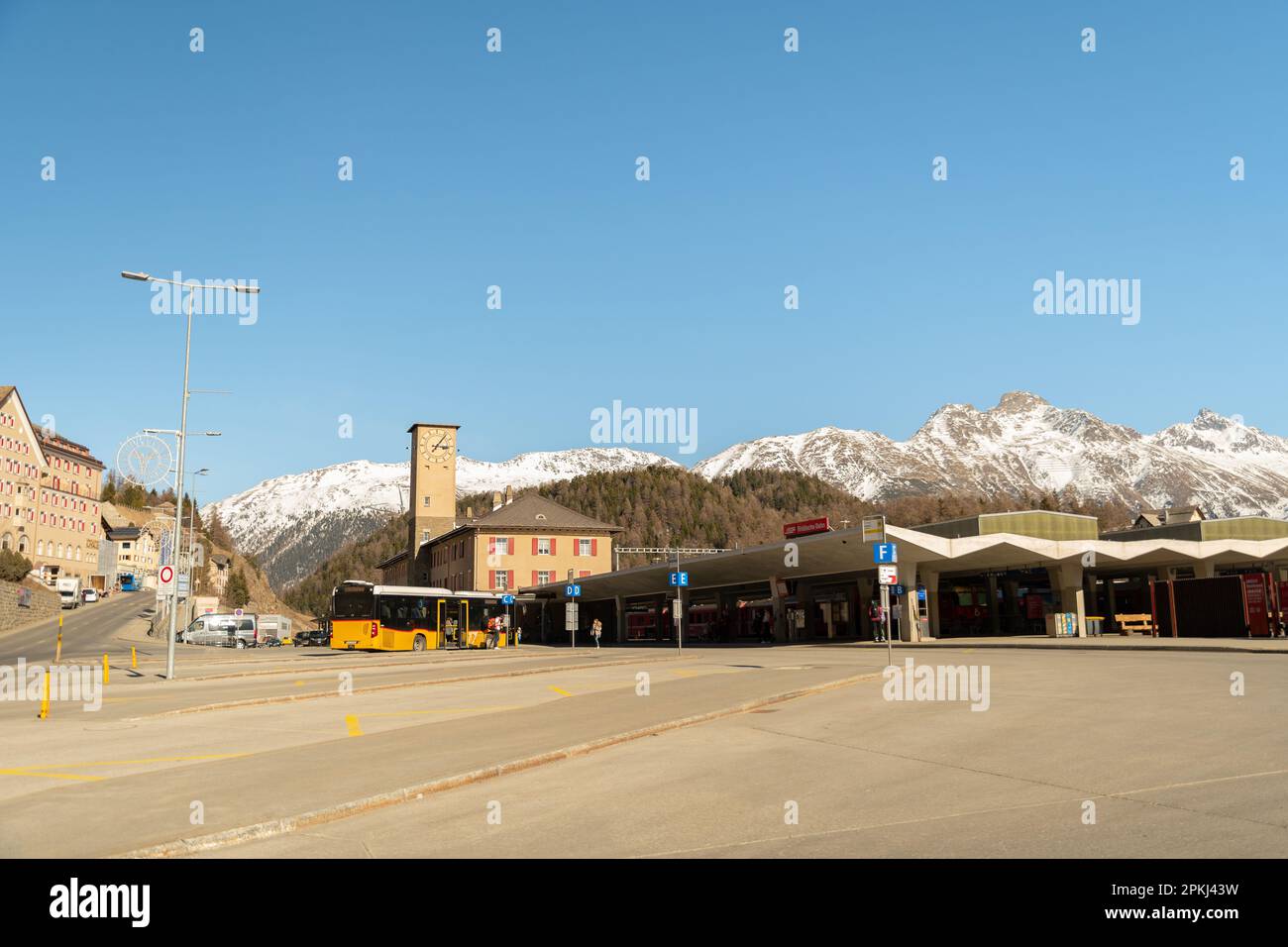 Saint Moritz, Svizzera, 21 febbraio 2023 Stazione ferroviaria edificio nel centro della città Foto Stock