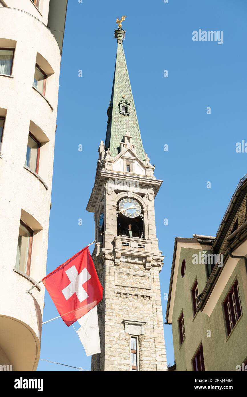 Saint Moritz, Svizzera, 21 febbraio 2023 Torre della storica chiesa riformata nel centro della città Foto Stock