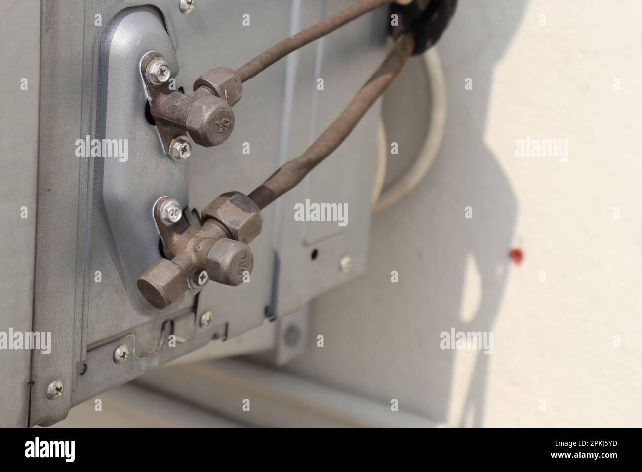 Unità esterna climatizzata con vista sulle linee di trasporto dei freon. Infrastruttura di trasporto del liquido di raffreddamento con tubi flessibili Foto Stock