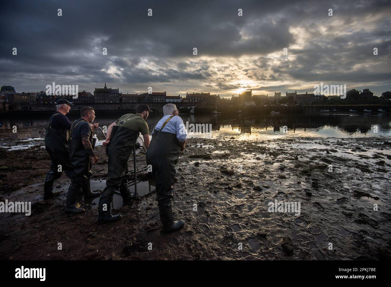 L'equipaggio della pesca di Gando che porta in rete, che è stato fatto per almeno un migliaio di anni su questo sito. Berwick su Tweed. Durante il confine Foto Stock