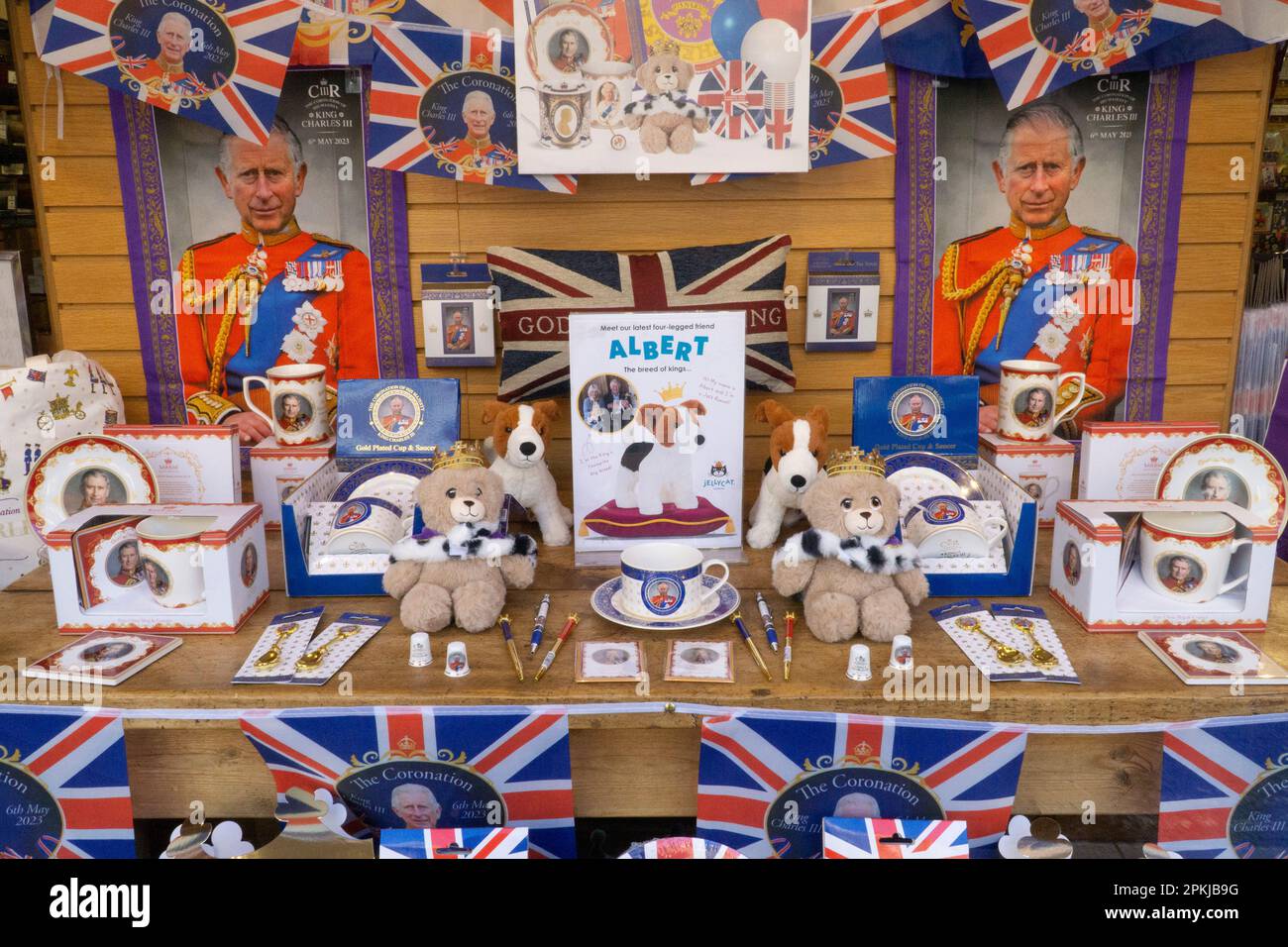 Henley-on-Thames, Regno Unito. 8th Apr, 2023. Al negozio di articoli da regalo Temptations di Henley-on-Thames una vetrina offre agli acquirenti una serie di souvenir per commemorare l'imminente incoronazione di Re Carlo III il 6 maggio. Credit: Anna Watson/Alamy Live News Foto Stock Henley-on-Thames, Regno Unito. 8th Apr, 2023. Al negozio di articoli da regalo Temptations di Henley-on-Thames una vetrina offre agli acquirenti una serie di souvenir per commemorare l'imminente incoronazione di Re Carlo III il 6 maggio. Credit: Anna Watson/Alamy Live News Foto Stock