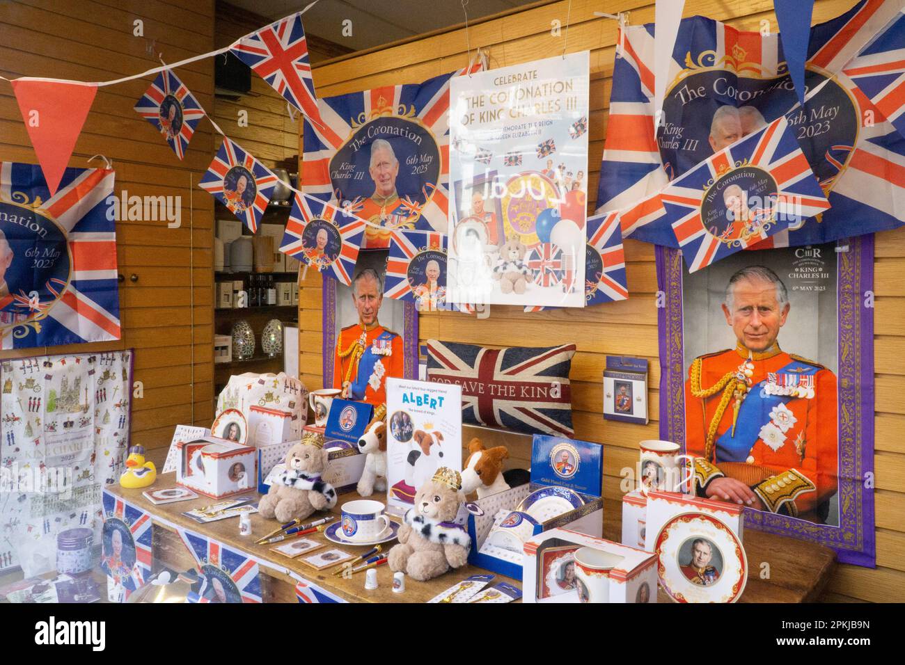 Henley-on-Thames, Regno Unito. 8th Apr, 2023. Al negozio di articoli da regalo Temptations di Henley-on-Thames una vetrina offre agli acquirenti una serie di souvenir per commemorare l'imminente incoronazione di Re Carlo III il 6 maggio. Credit: Anna Watson/Alamy Live News Foto Stock Henley-on-Thames, Regno Unito. 8th Apr, 2023. Al negozio di articoli da regalo Temptations di Henley-on-Thames una vetrina offre agli acquirenti una serie di souvenir per commemorare l'imminente incoronazione di Re Carlo III il 6 maggio. Credit: Anna Watson/Alamy Live News Foto Stock