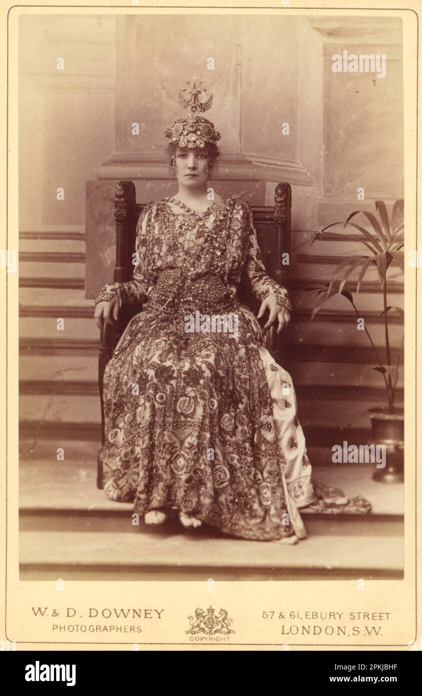 Sarah Bernhardt come l'imperatrice Theodora in 'Theodora' di Sardou] 1884 di William e Daniel Downey Foto Stock