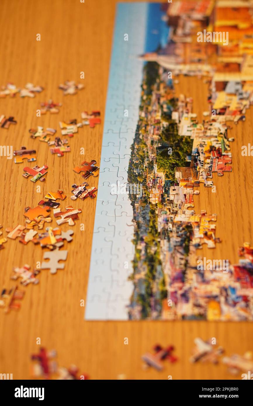 Un primo piano di pezzi di puzzle su un tavolo di legno Foto stock