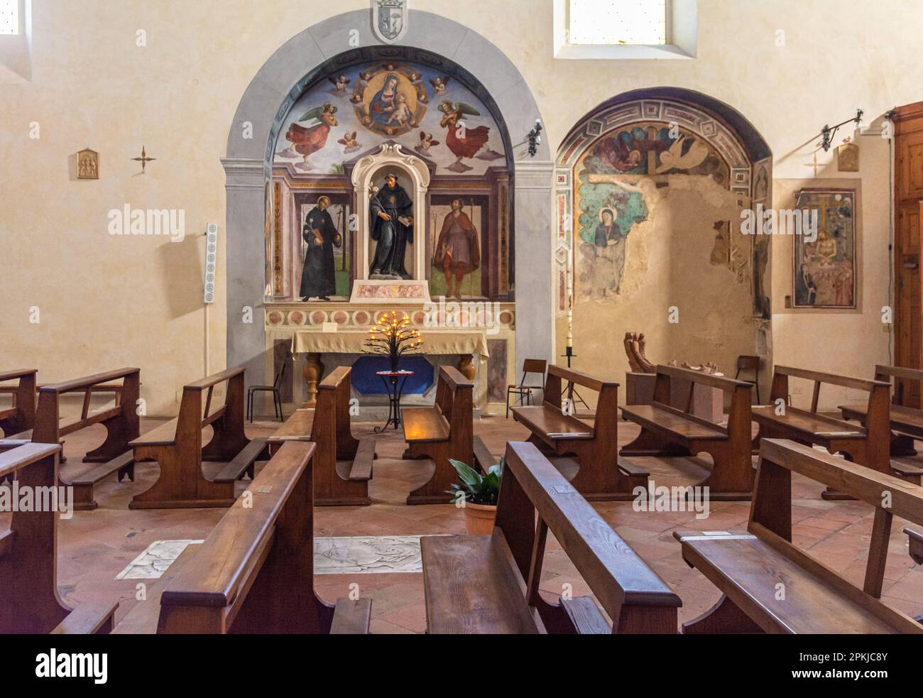 Interno del St. Chiesa Agostiniana: Altare di San Nicola da Tolentino - provincia di Siena, Toscana, Italia - 2 giugno 2021 Foto Stock