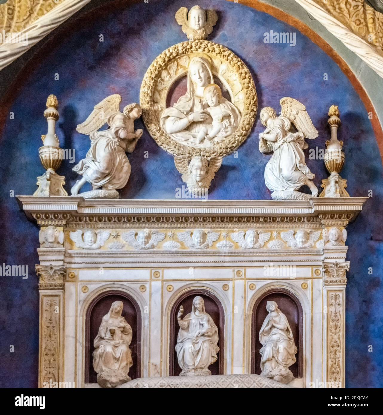 Interno del St. Chiesa di Agostino - San Gimignano. Cappella del Beato Bartolo, i cui resti mortali sono conservati in un monumento in marmo scolpito da BE Foto Stock