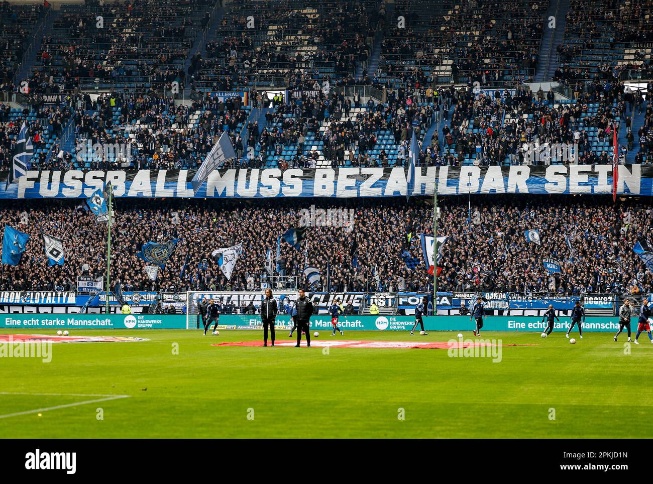 Amburgo, Germania. 08th Apr, 2023. Calcio: 2nd Bundesliga, Hamburger SV - Hannover 96, giorno 27, Volksparkstadion. I fan di Hamburger SV hanno appeso una bandiera che legge 'il calcio deve essere accessibile' dagli stand. Credit: Axel Heimken/dpa - NOTA IMPORTANTE: In conformità ai requisiti della DFL Deutsche Fußball Liga e del DFB Deutscher Fußball-Bund, è vietato utilizzare o utilizzare fotografie scattate nello stadio e/o della partita sotto forma di sequenze di immagini e/o serie di foto simili a video./dpa/Alamy Live News Foto Stock