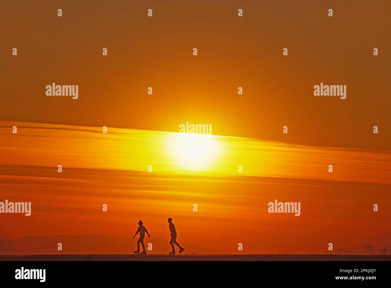 Pattinaggio a rotelle al tramonto sul lago Miramar a San Diego Foto Stock