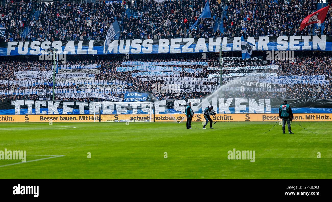 Amburgo, Germania. 08th Apr, 2023. Calcio: 2nd Bundesliga, Hamburger SV - Hannover 96, giorno 27, Volksparkstadion. I fan di Hamburger SV hanno appeso una bandiera che legge 'il calcio deve essere accessibile - prezzi più bassi dei biglietti' negli stand. Credit: Axel Heimken/dpa - NOTA IMPORTANTE: In conformità ai requisiti della DFL Deutsche Fußball Liga e del DFB Deutscher Fußball-Bund, è vietato utilizzare o utilizzare fotografie scattate nello stadio e/o della partita sotto forma di sequenze di immagini e/o serie di foto simili a video./dpa/Alamy Live News Foto Stock
