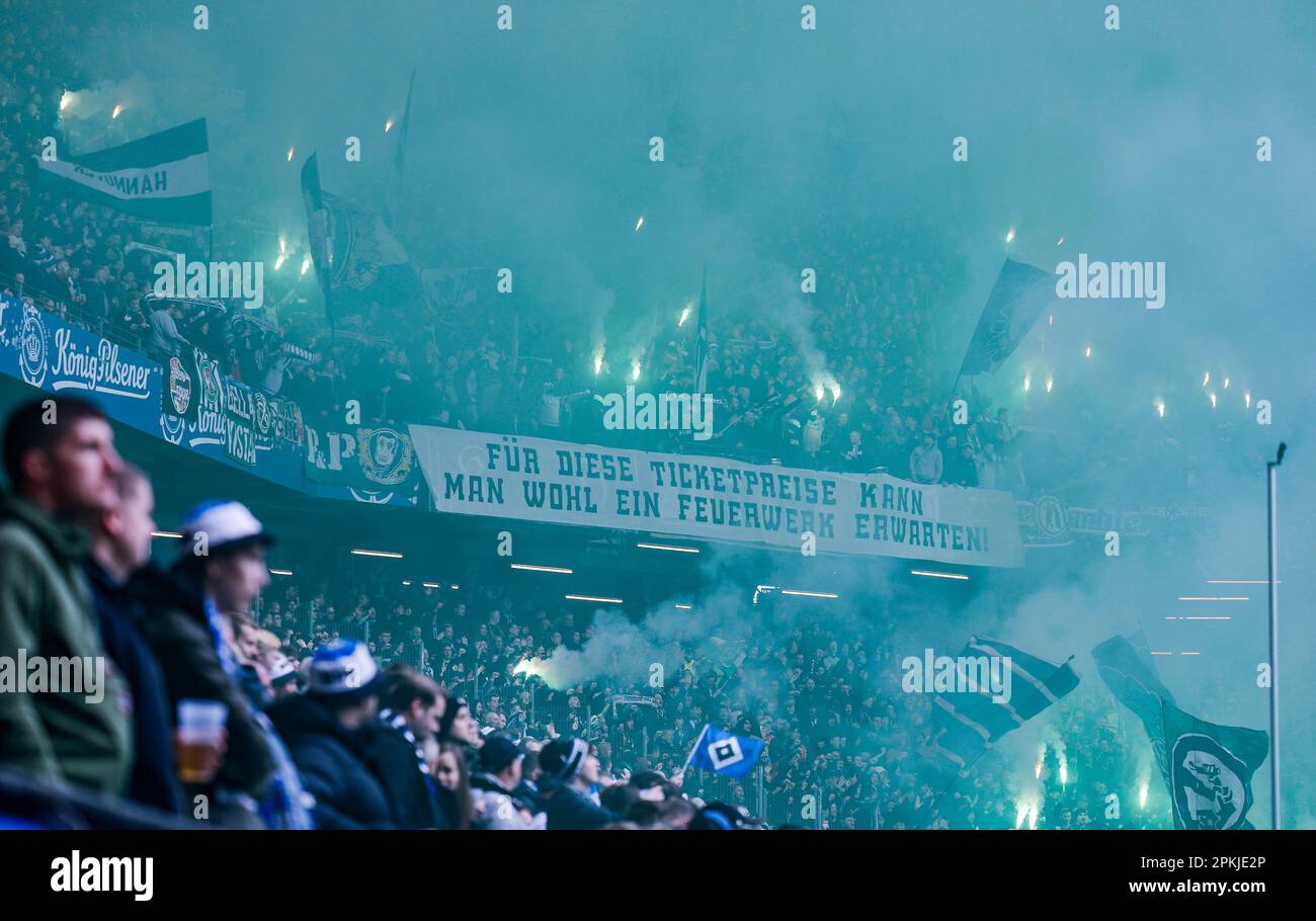 Amburgo, Germania. 08th Apr, 2023. Calcio: 2nd Bundesliga, Hamburger SV - Hannover 96, giorno 27, Volksparkstadion. I fan di Hannover96 hanno appeso una bandiera che legge 'per questi prezzi del biglietto, immagino che si possono aspettare fuochi d'artificio' negli stand e sono pirotecnici brucianti. Credit: Axel Heimken/dpa - NOTA IMPORTANTE: In conformità ai requisiti della DFL Deutsche Fußball Liga e del DFB Deutscher Fußball-Bund, è vietato utilizzare o utilizzare fotografie scattate nello stadio e/o della partita sotto forma di sequenze di immagini e/o serie di foto simili a video./dpa/Alamy Live News Foto Stock