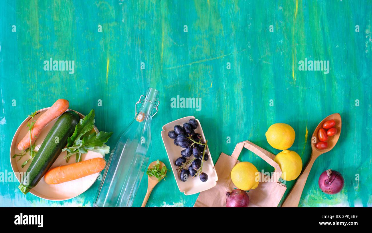 Frutta e verdura fresca di produzione locale confezionate in sacchetti di carta ecologici, piatto di legno e bottiglia di vetro, concetto nutrizionale vegetariano a zero sprechi Foto Stock