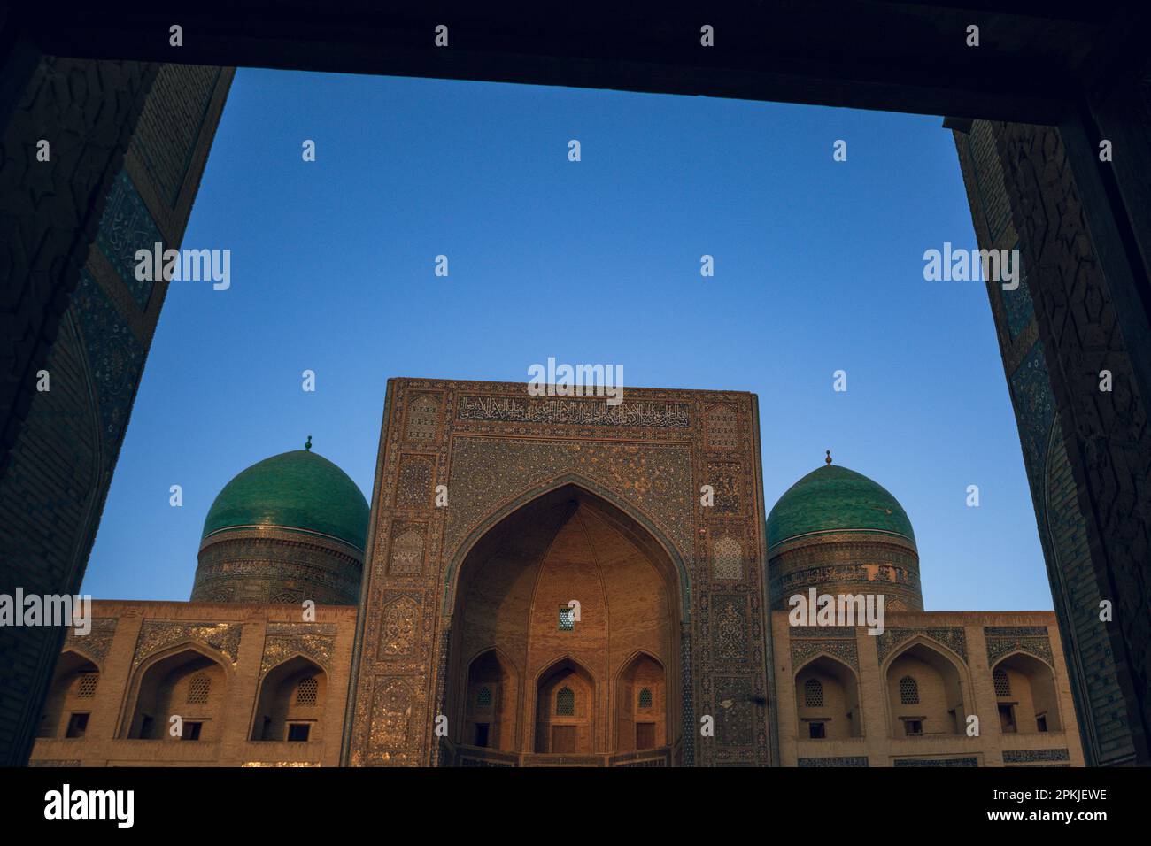 Madrasah, architettura persiana nell'antica città di Bukhara, Uzbekistan, complesso religioso islamico po-i-Kalan Foto Stock