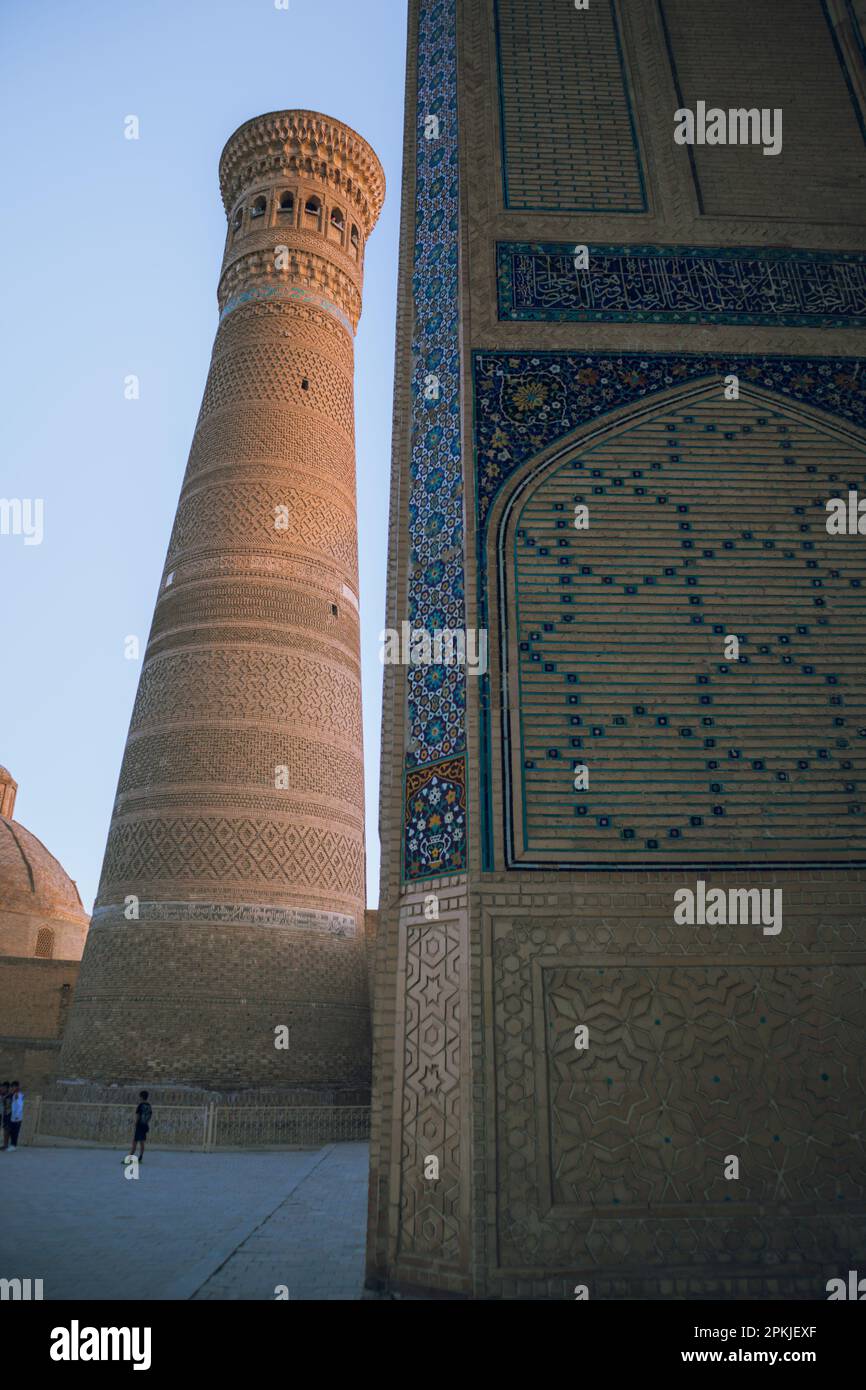 Torre di Bukhara, architettura persiana nell'antica città di Bukhara, Uzbekistan, complesso religioso islamico po-i-Kalan Foto Stock