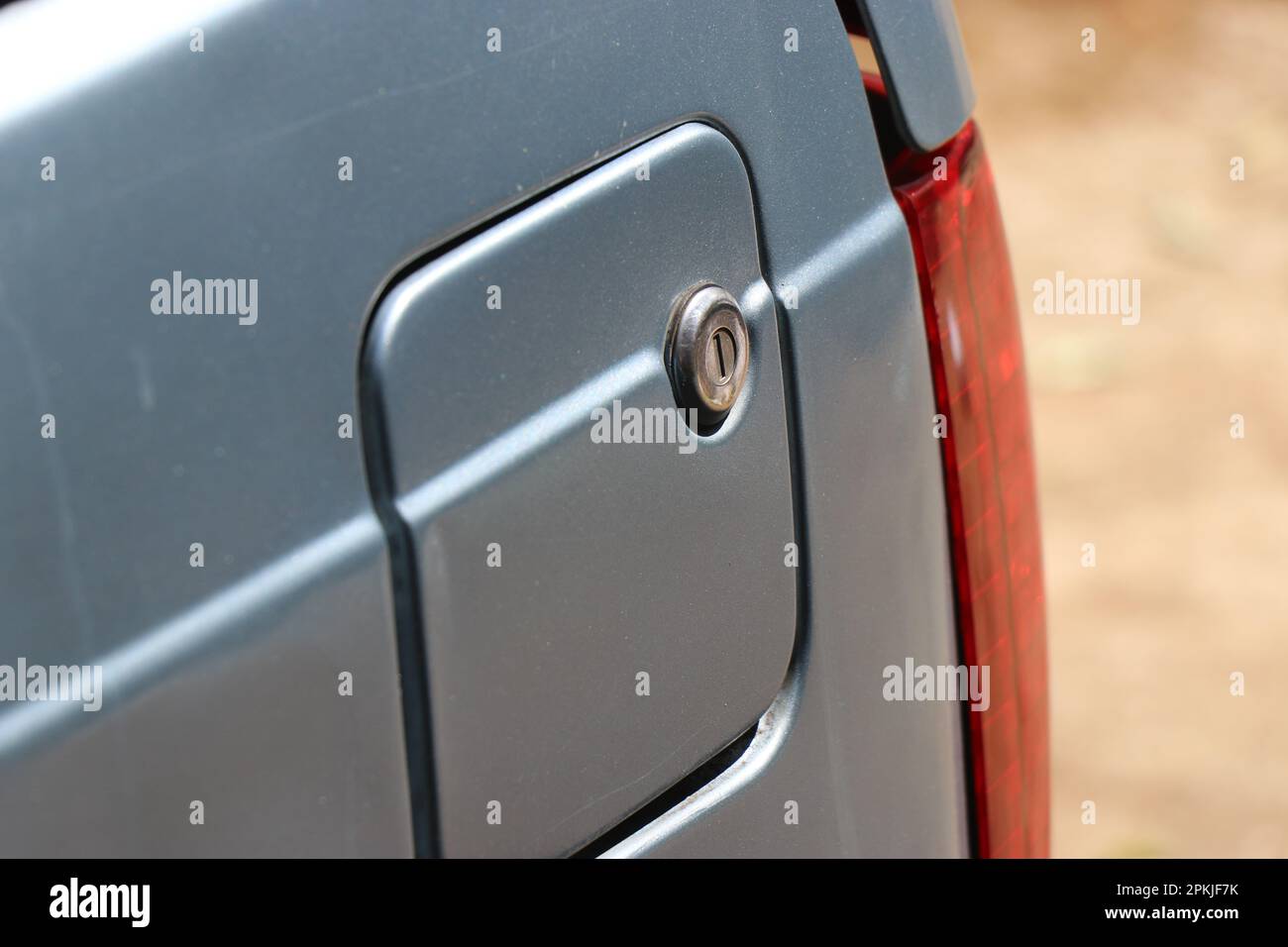 Serbatoio carburante chiuso di una vettura con vecchio sistema di bloccaggio e vista laterale delle luci di stop Foto Stock