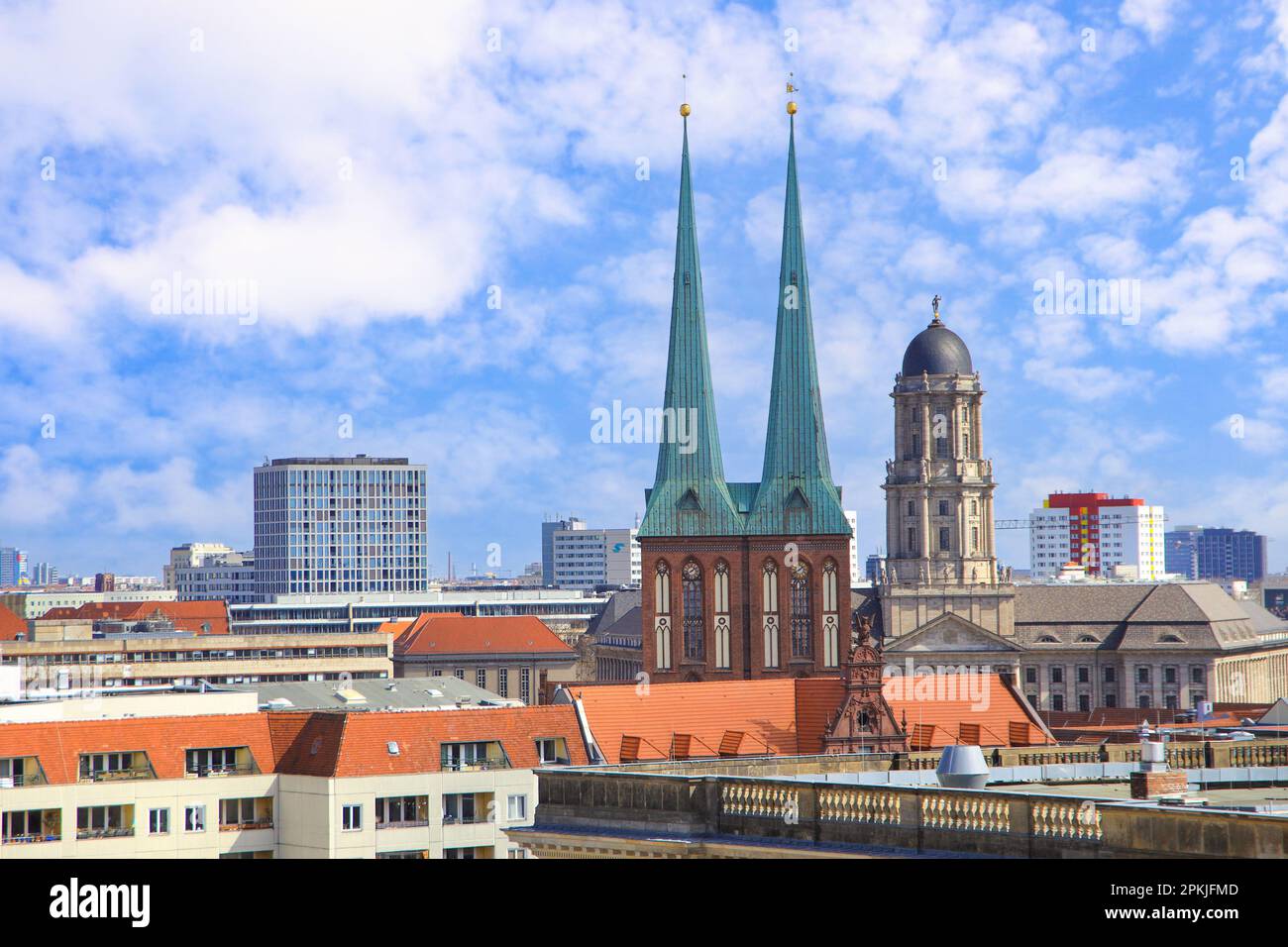 La Nikolaikirche (Chiesa di Nikolai) e 'Altes Stadthaus' (vecchio municipio) sullo sfondo, Berlino - Germania aprile 6 2023 Foto Stock