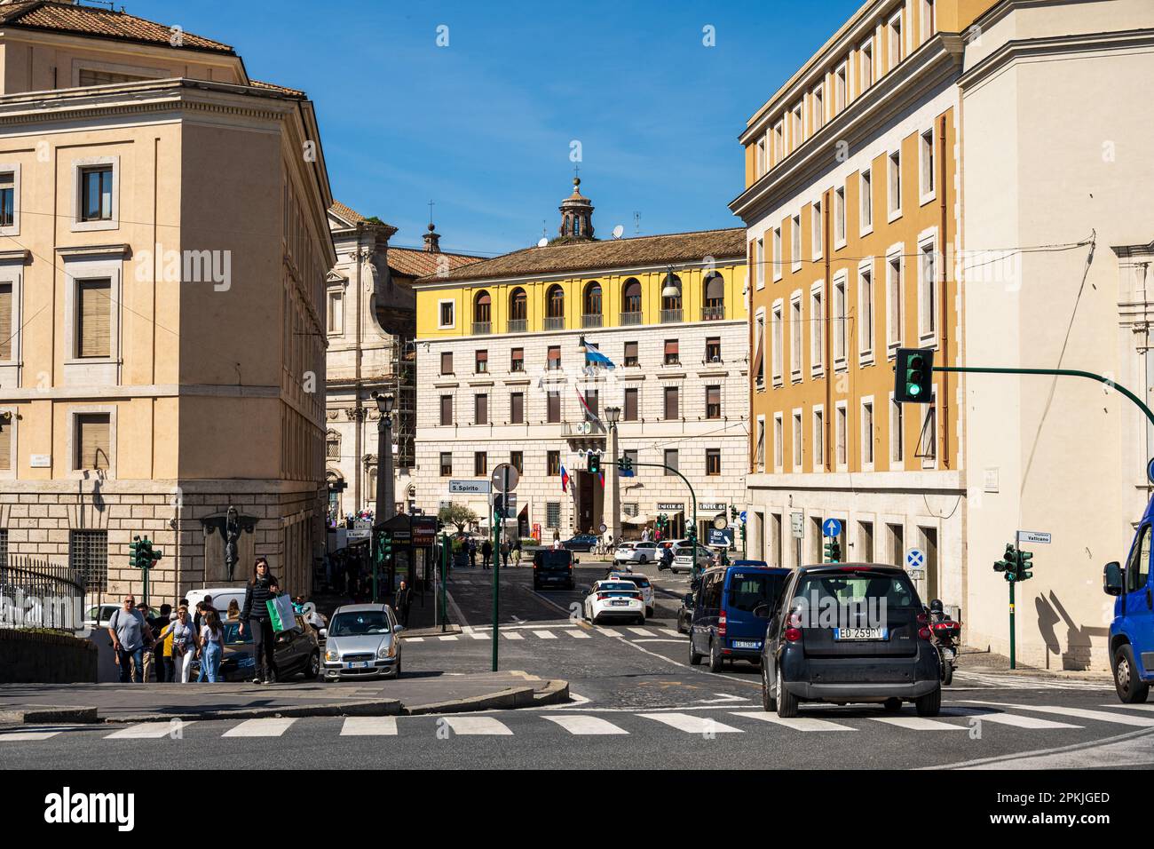 ROM, Italien, Apr. 2023 Reger Verkehr auf einer Straße im Vatikanstaat Foto Stock