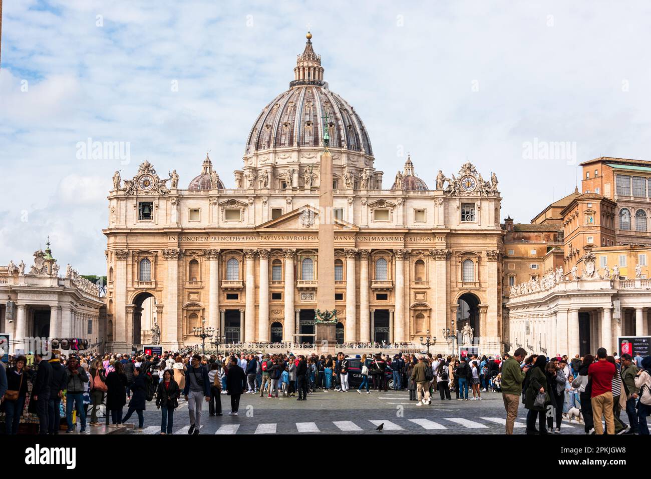 ROM, Italien, Apr. 2023 Vatikanstadt blick über die Via della conciliazione zum Petersdom mit seiner imposanten Kuppel Foto Stock