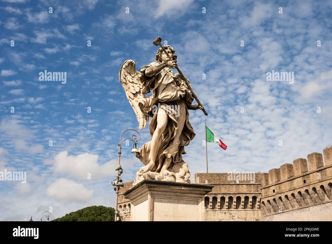 ROM, Italien, Apr. 2023 skulptur eines Engels auf der Ponte Sant Angelo vor blauem Himmel und Schäfchenwolken Foto Stock