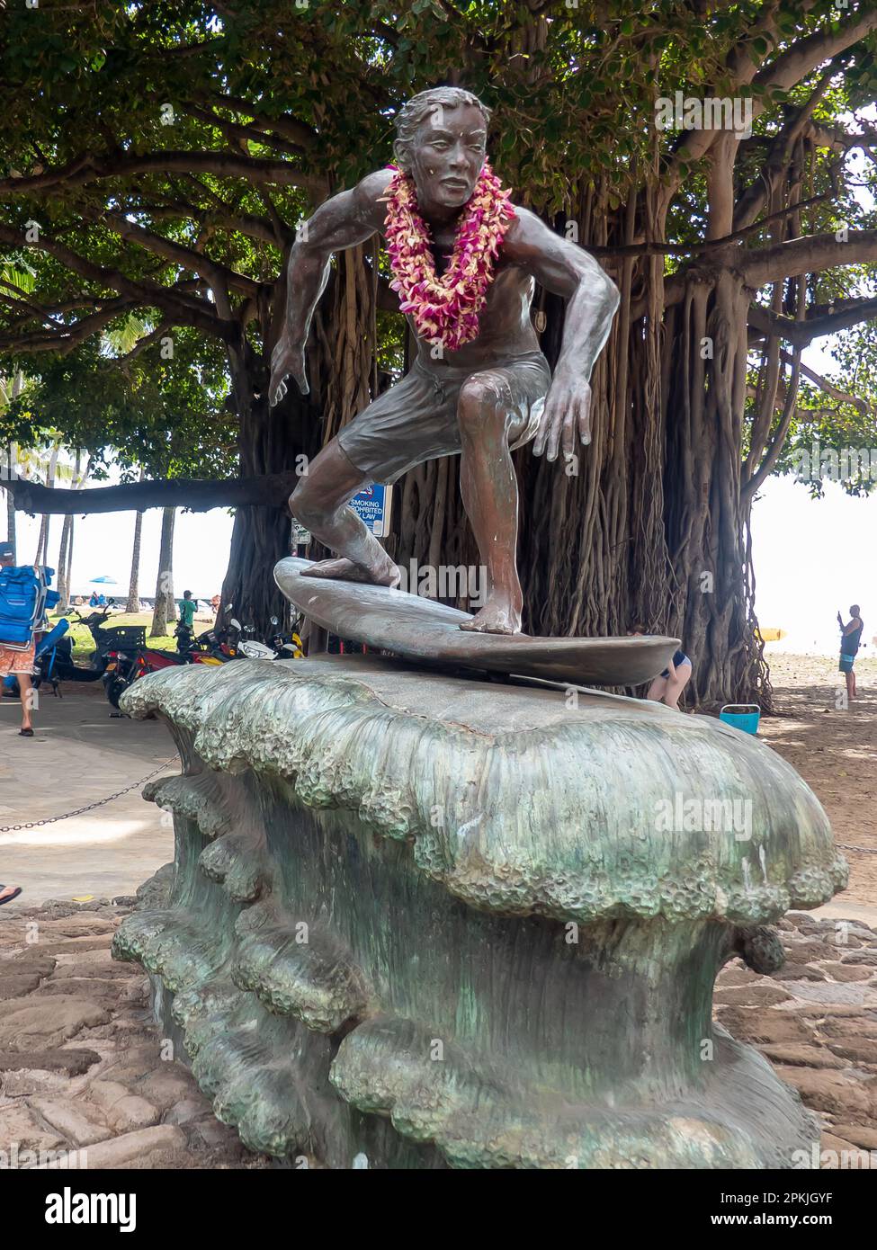 Waikiki Beach a Honolulu: Una statua di bronzo del Duca Kahanamoku, la leggenda del surf locale. Foto Stock