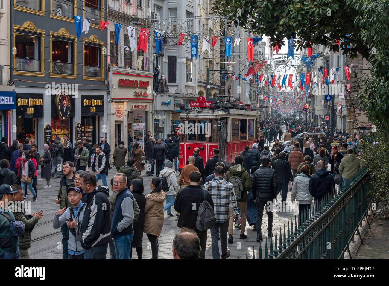 Famosa Via Istiklal nel quartiere Beyoglu di Istanbul, Turchia Foto Stock