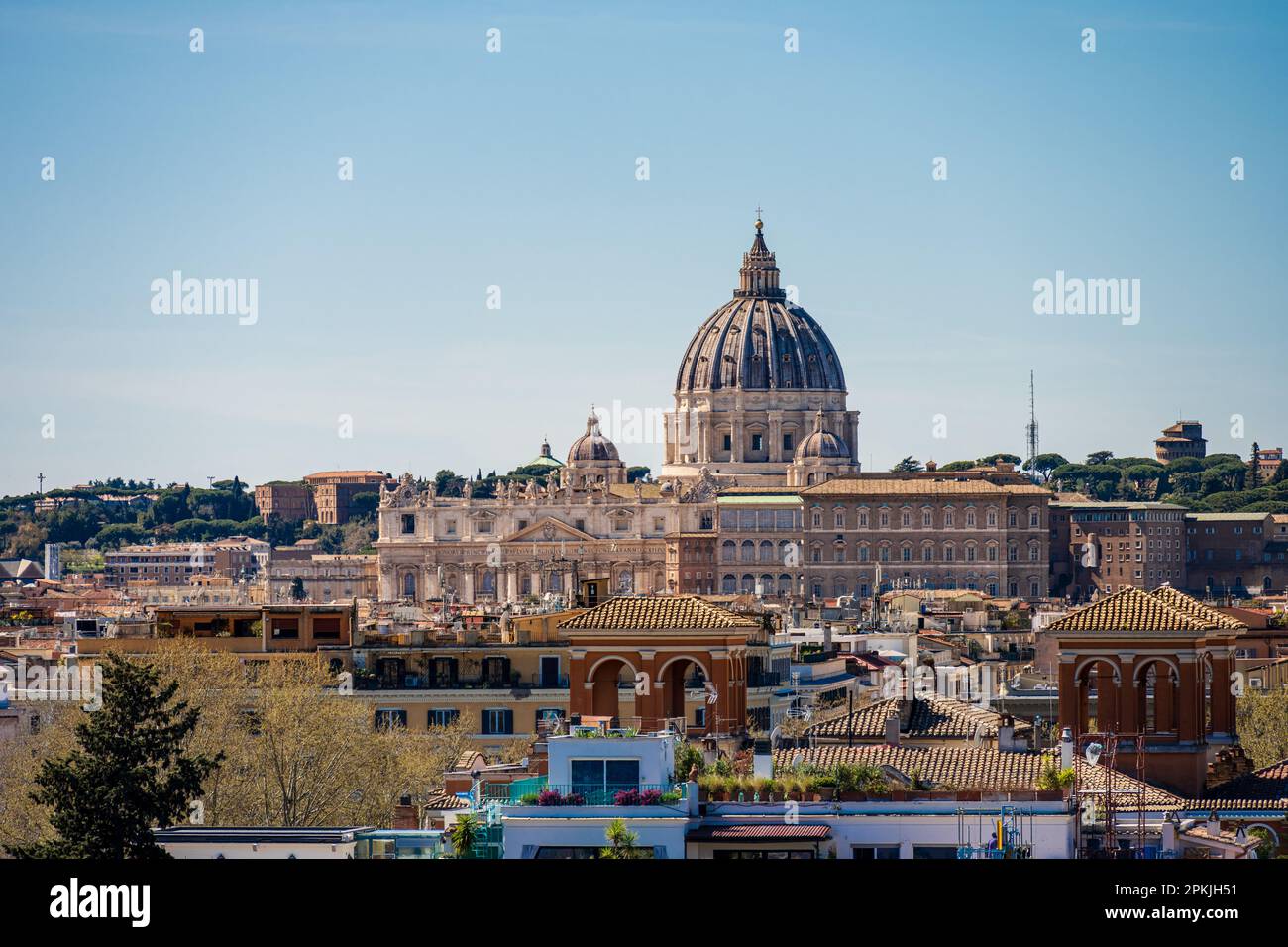 Rom, Italien, Apr. 2023 Petersdom und Vatikan von der Terrasse der Villa Borghese aufgenommen im Sonnenlicht Foto Stock