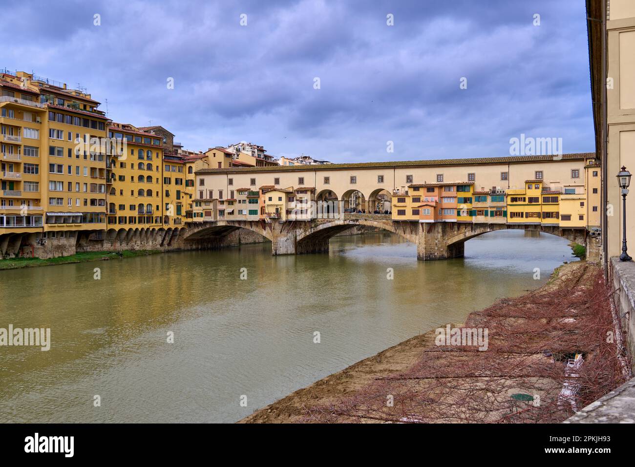 Ponte Vecchio sul fiume Arno, Firenze, Toscana, Italia Foto Stock