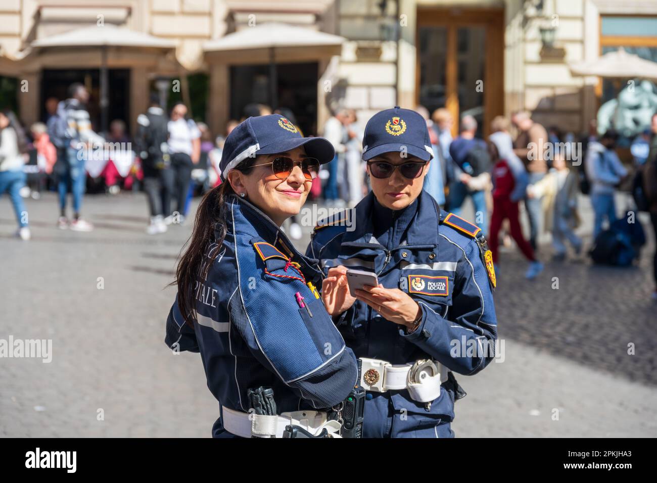 ROM, Italien, Apr. 2023 Piazza della rotonda am Pantheon sorgen Polizistinnen für Ordnung Foto Stock