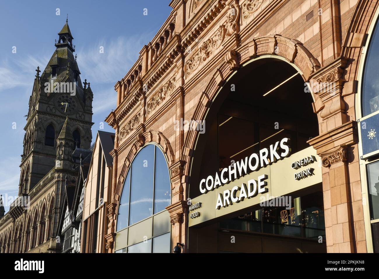 L'entrata rinnovata alla Galleria Coachworks nell'ex edificio della biblioteca che fa parte dello sviluppo Northgate nel centro di Chester, U Foto Stock