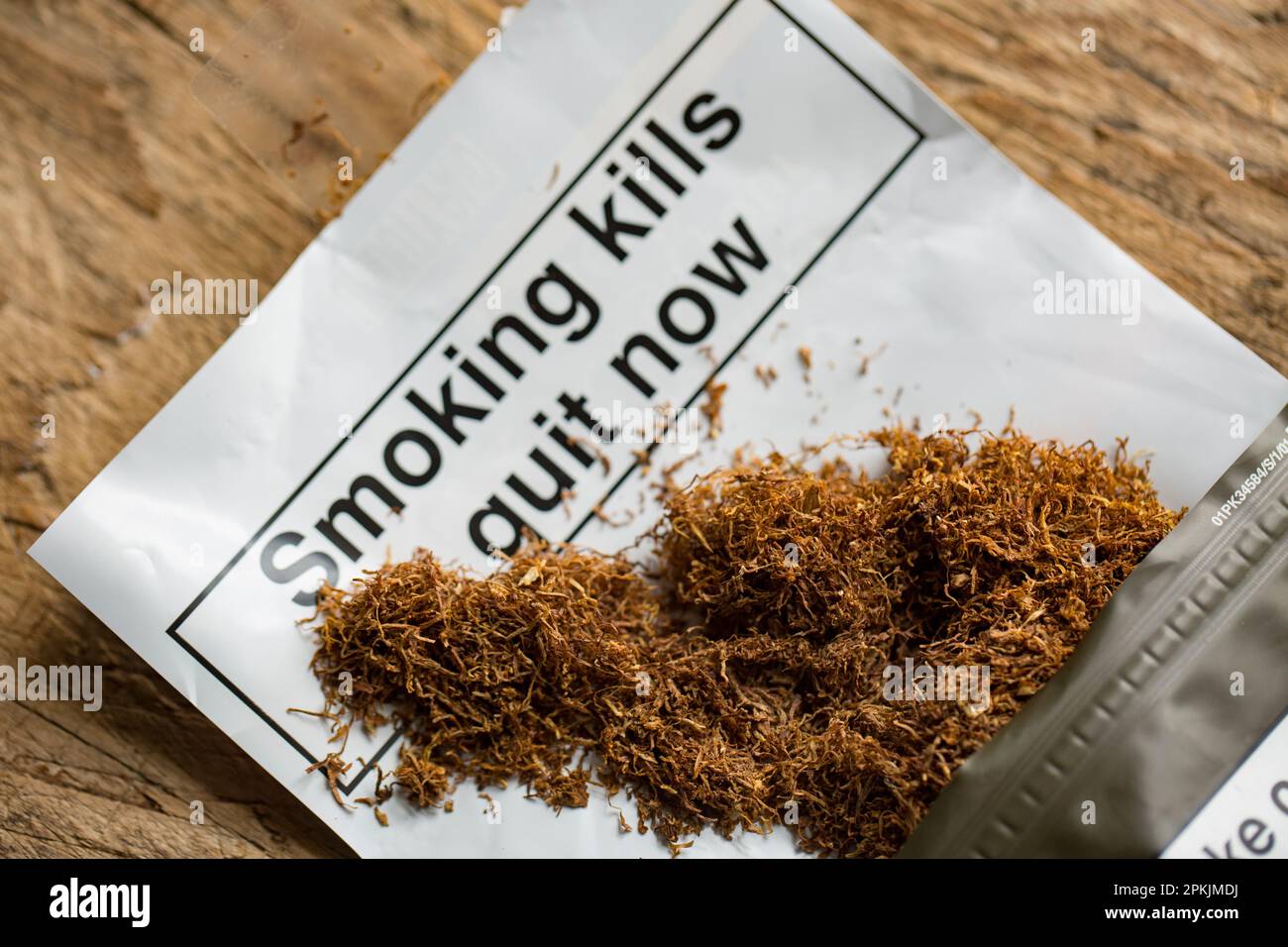 Una confezione di tabacco in rotoli con un segnale di avvertimento per la salute. Inghilterra Regno Unito GB Foto Stock